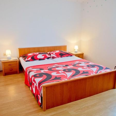 Apartmans Dina And Hana Radeki Polje 50 Apartman Loborika Kültér fotó