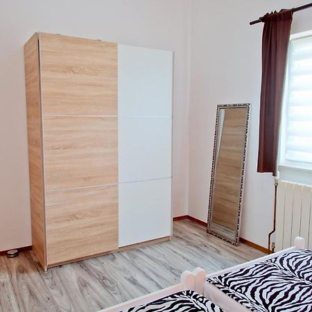 Apartmans Dina And Hana Radeki Polje 50 Apartman Loborika Kültér fotó