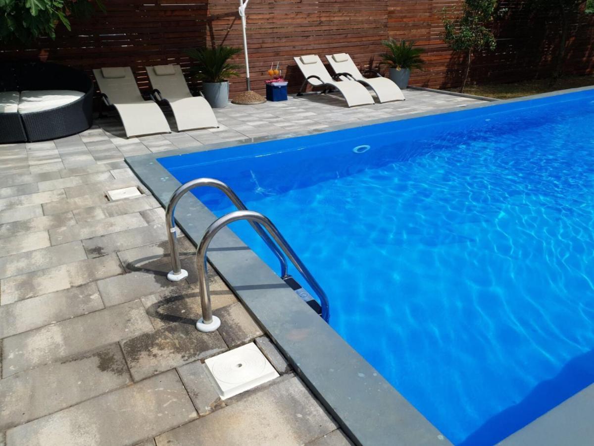 Apartmans Dina And Hana Radeki Polje 50 Apartman Loborika Kültér fotó