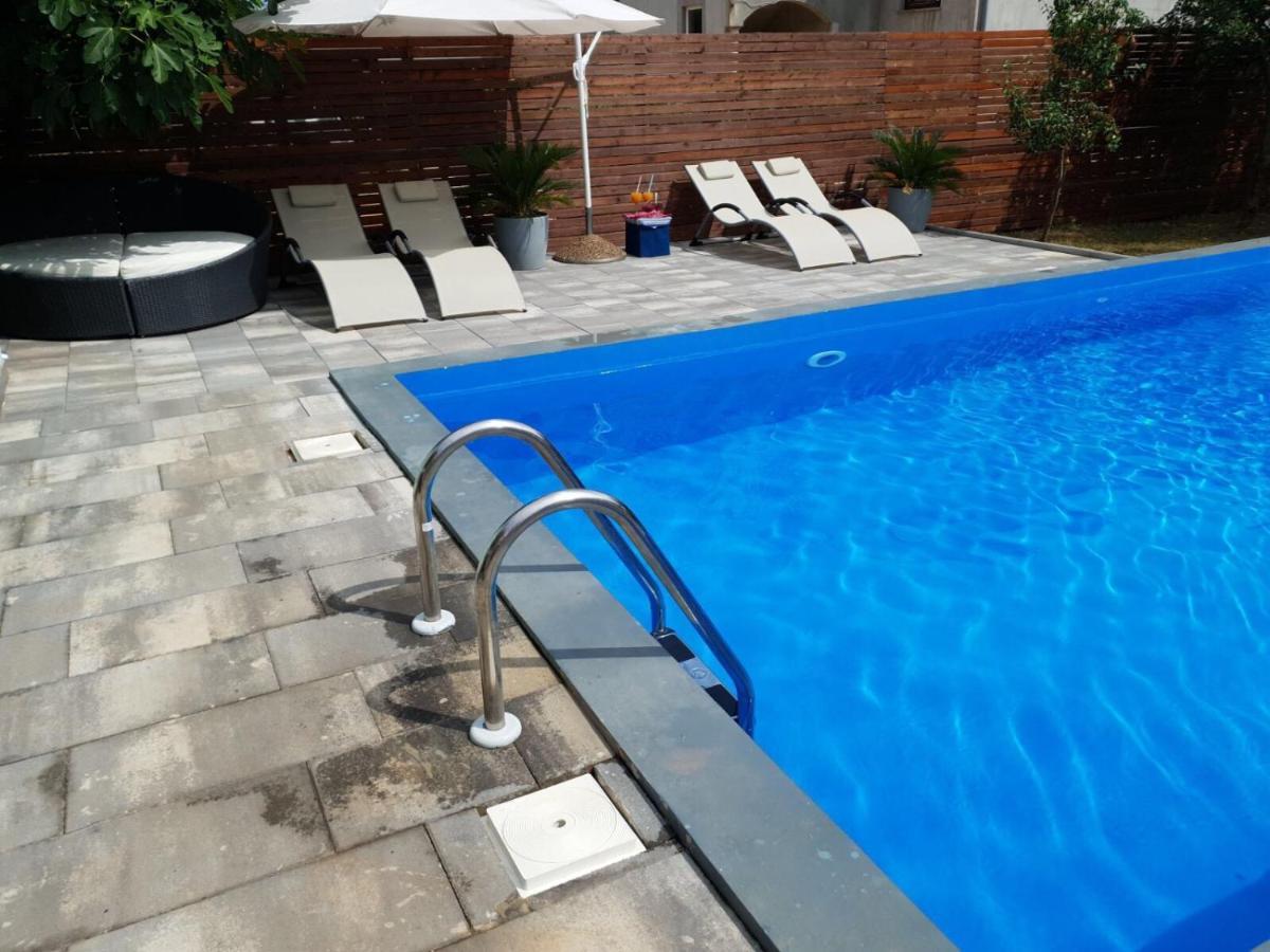 Apartmans Dina And Hana Radeki Polje 50 Apartman Loborika Kültér fotó