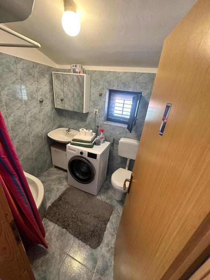 Apartmans Dina And Hana Radeki Polje 50 Apartman Loborika Kültér fotó