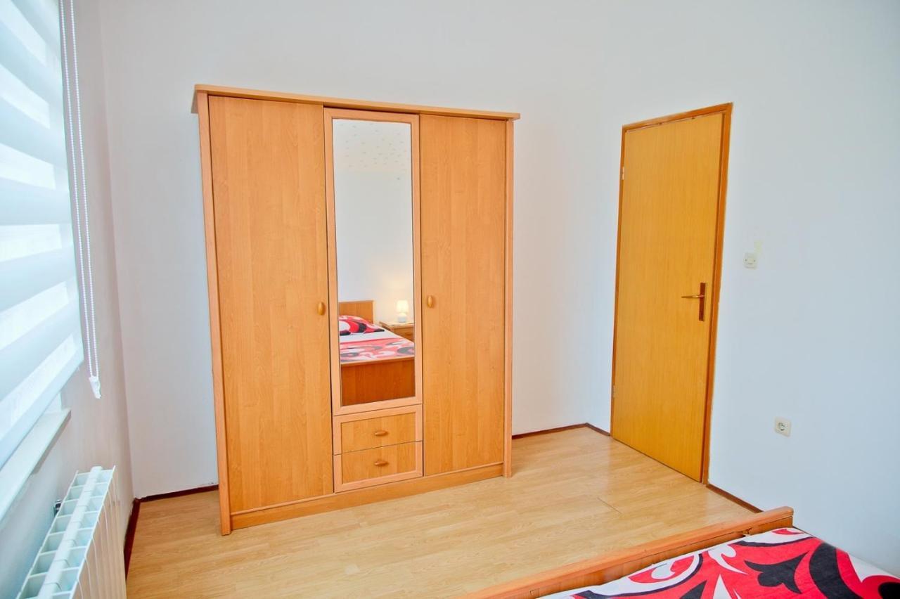 Apartmans Dina And Hana Radeki Polje 50 Apartman Loborika Kültér fotó