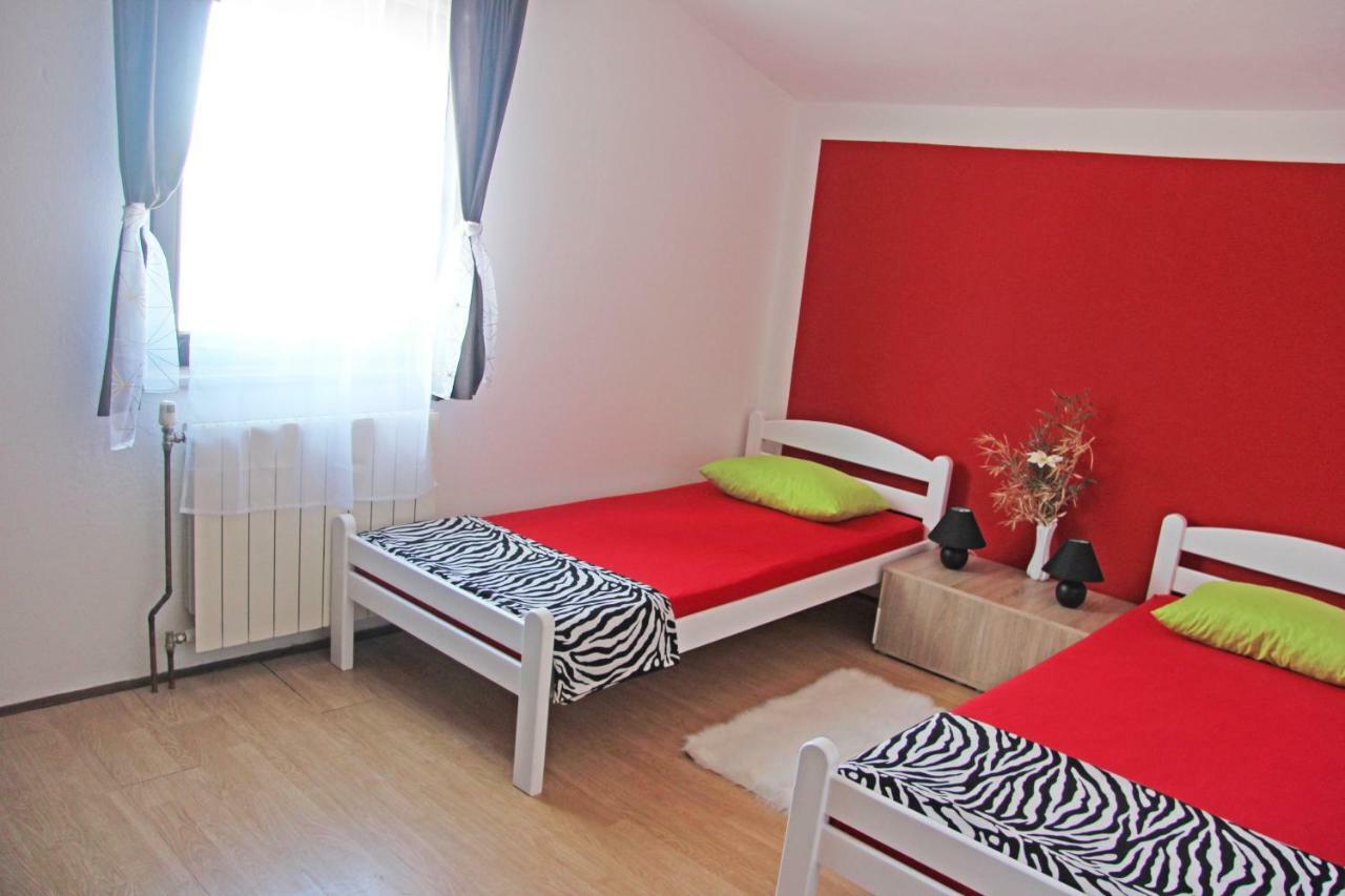 Apartmans Dina And Hana Radeki Polje 50 Apartman Loborika Kültér fotó
