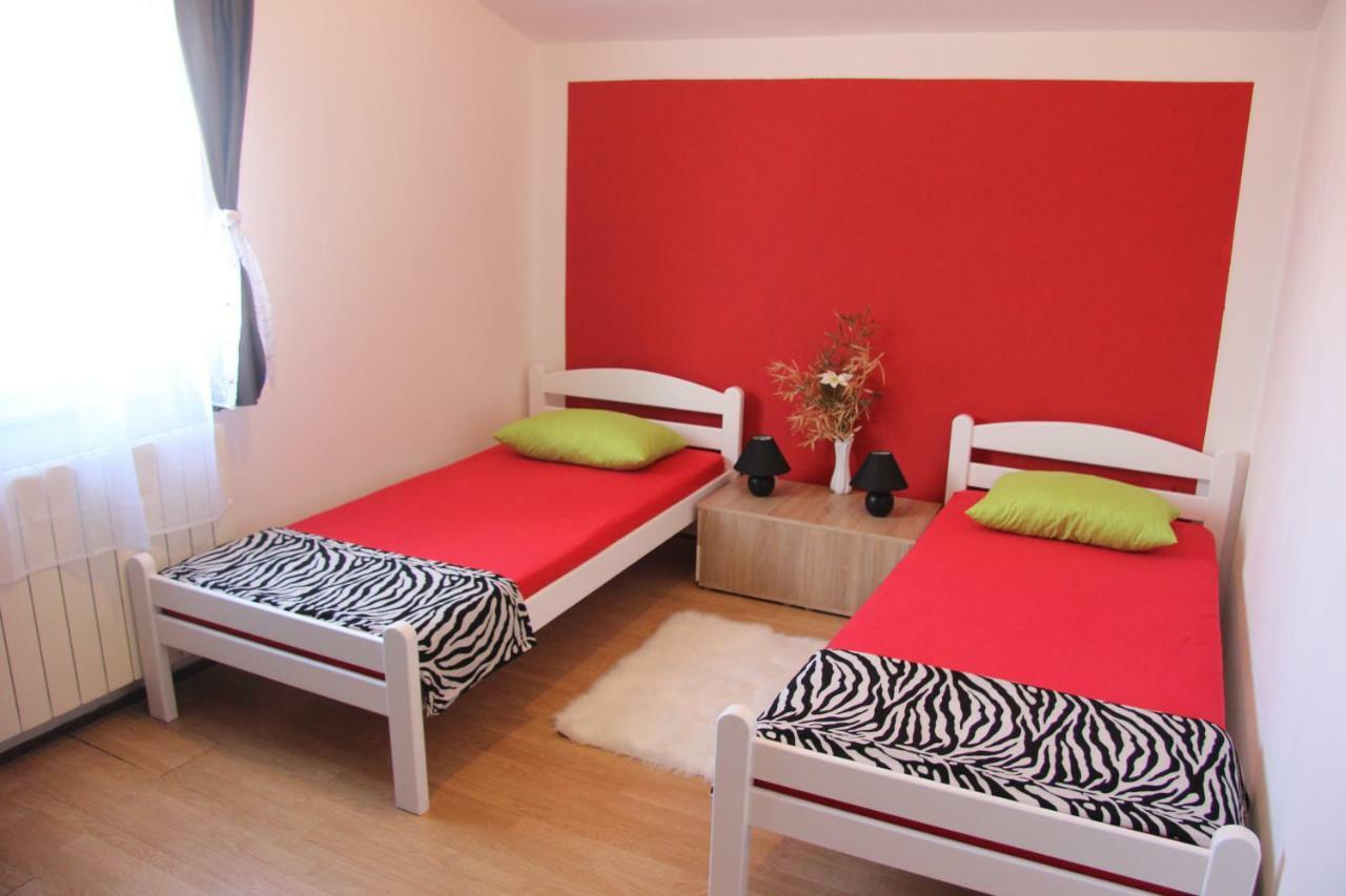 Apartmans Dina And Hana Radeki Polje 50 Apartman Loborika Kültér fotó