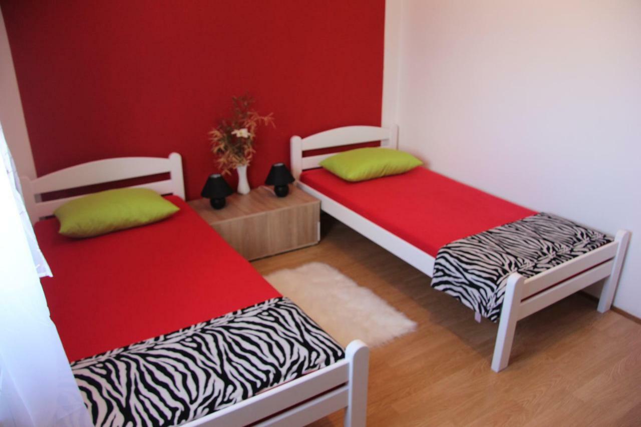 Apartmans Dina And Hana Radeki Polje 50 Apartman Loborika Kültér fotó