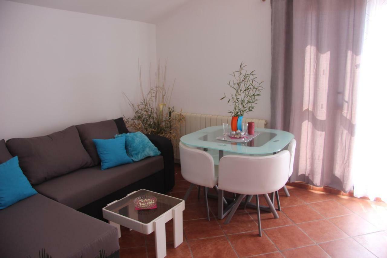 Apartmans Dina And Hana Radeki Polje 50 Apartman Loborika Kültér fotó