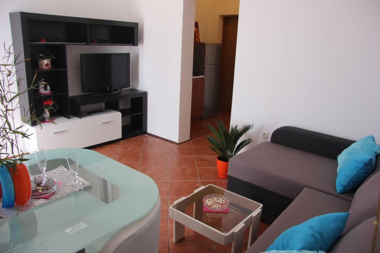 Apartmans Dina And Hana Radeki Polje 50 Apartman Loborika Kültér fotó