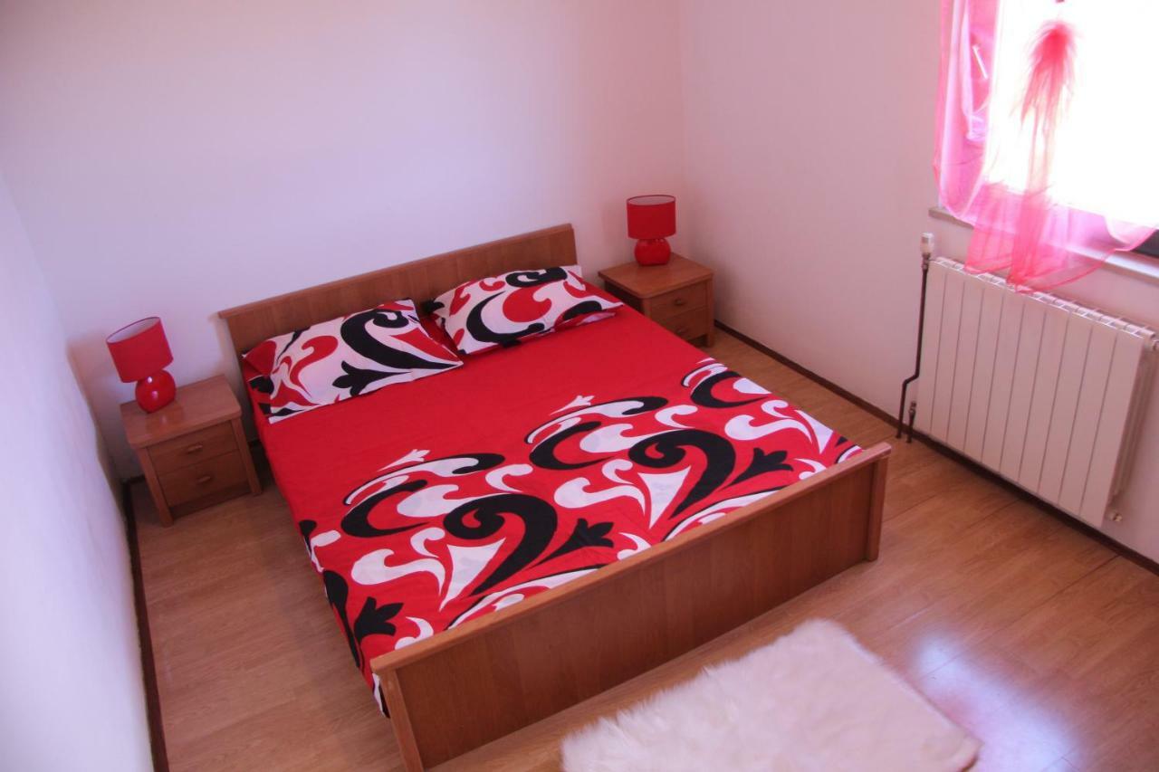 Apartmans Dina And Hana Radeki Polje 50 Apartman Loborika Kültér fotó
