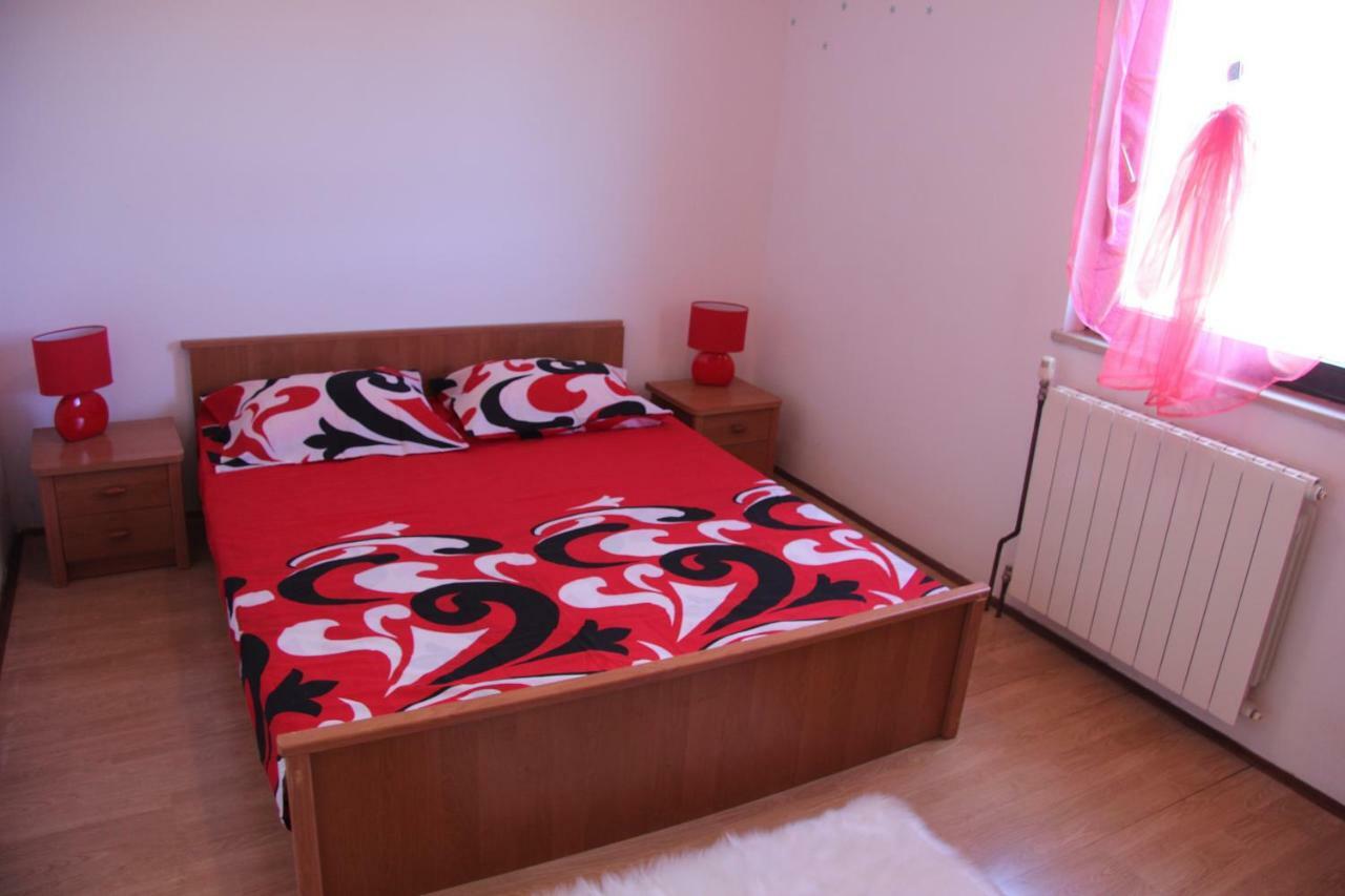 Apartmans Dina And Hana Radeki Polje 50 Apartman Loborika Kültér fotó